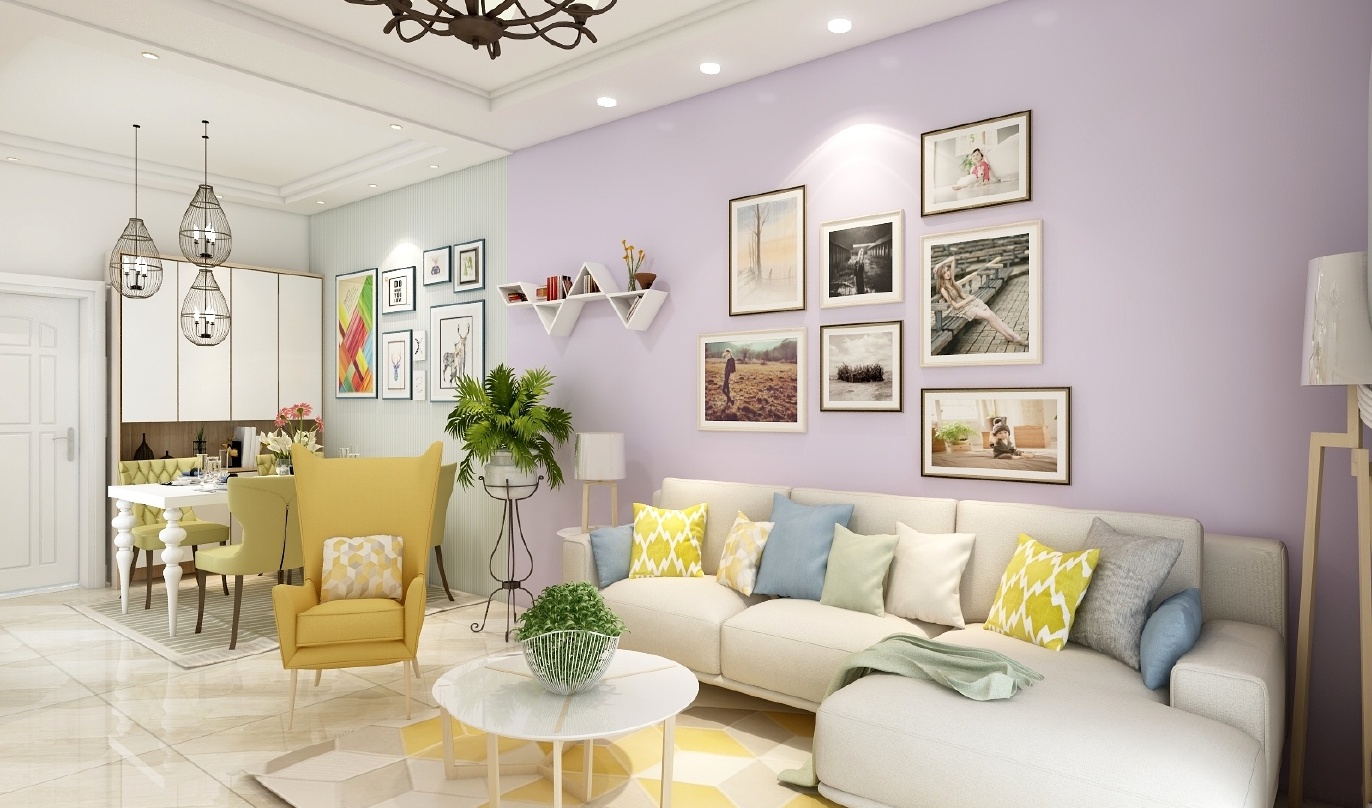 图中是一个客厅的装修设计。墙面是紫色的，墙上挂着多幅画作，有框的和无框的。地面是黄色和白色的几何图形地毯。吊顶是一个简单的白色平板。沙发是白色的，旁边放着一个黄色的单人沙发。茶几是白色的，放在沙发前面。沙发上放着多个颜色的抱枕。墙上还挂着一个黑色的复古吊灯。图片的左上方有一个白色的吊灯。图片的右侧是餐厅，餐桌上铺着黄色的桌布，上面放着一个白色的碗。墙面上也挂着画作，和客厅的装饰相呼应。整体来说，这个客厅充满了艺术感和色彩，非常有活力。